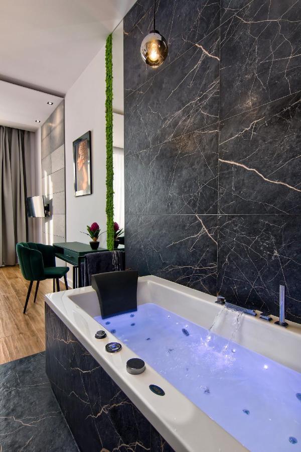 Apartament Czarny Z Jacuzzi Krakow Exterior photo